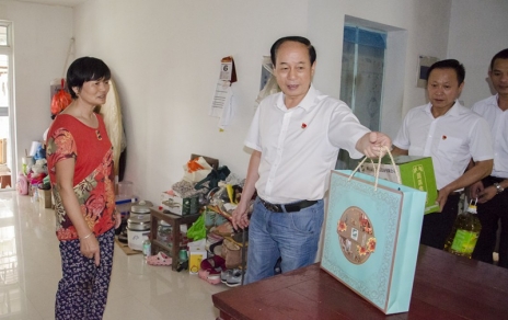 濃情慰問(wèn)迎中秋 關(guān)愛貧困暖人心 ——記公司黨組織慰問(wèn)社區(qū)結(jié)對(duì)幫扶困難家庭