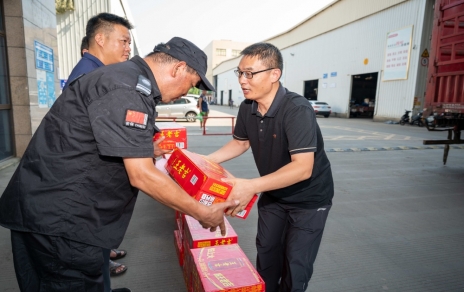 戰(zhàn)高溫、保供應(yīng)，嘉興市財貿(mào)工會主席陳云建慰問我司基層員工